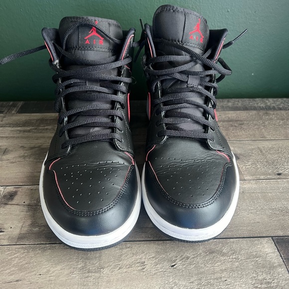 Air Jordan 1 Mid - Picture 1 of 5